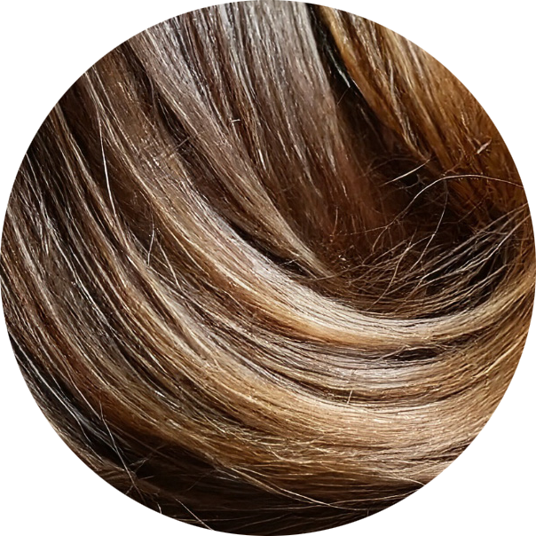 Carola Claudia Staudinger Hair Salon & Spa Es ist kein Geheimnis, dass das Färben dein Haar strapaziert. Aber auch Naturhaar leidet unter Wettereinflüssen und der Hitze beim Föhnen. Wenn du dein Haar ohne viel Aufwand in seinen besten Zustand "einfrieren" möchtest, ist die Kältetherapie genau das Richtige für dich!